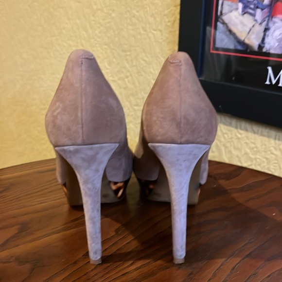 Gianni Bini Sz 7.5 Suede & Gold Print Heels - Picture 6 of 9